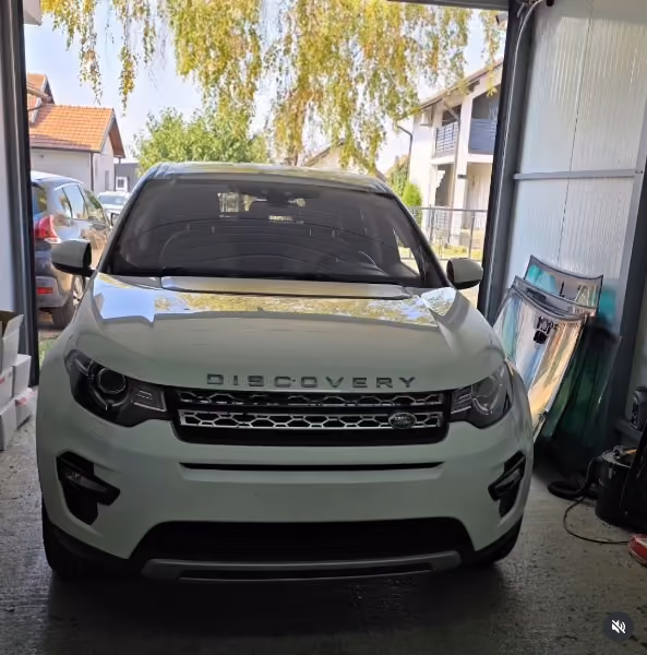 Land Rover Discovery Sport, bijeli – servis auto-stakla u BN Glass radionici