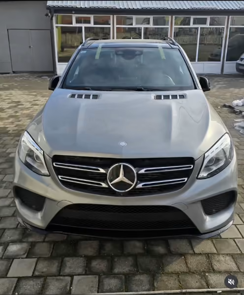 Mercedes GLE, sivi – servis auto-stakla u BN Glass radionici