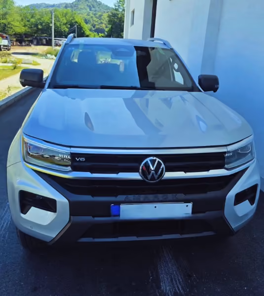 Volkswagen Amarok, srebrni – servis auto-stakla u BN Glass radionici