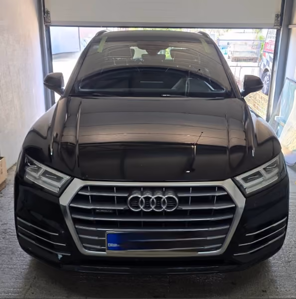Audi Q5, crni – servis auto-stakla u BN Glass radionici