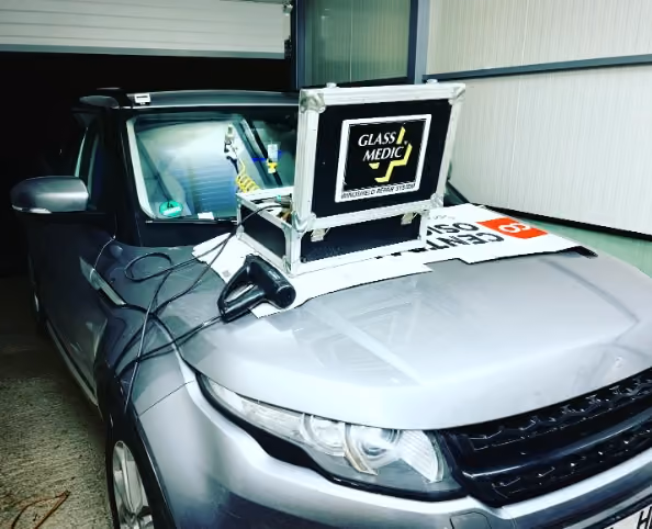 Range Rover Evoque, sivi – servis auto-stakla u BN Glass radionici