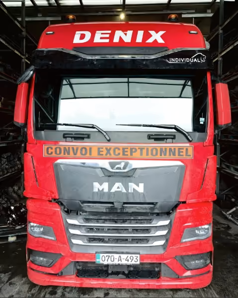 Kamion MAN, crveni – servis auto-stakla u BN Glass radionici