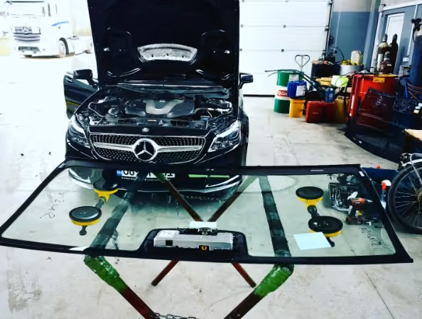 Mercedes CLS, crni – servis auto-stakla u BN Glass radionici