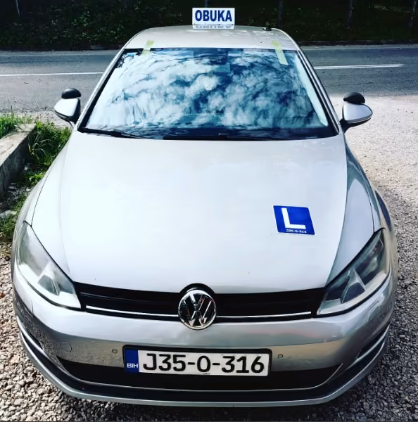 Volkswagen Golf, srebrni – servis auto-stakla u BN Glass radionici