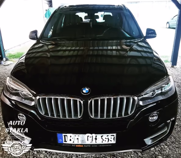 BMW X5, crni – servis auto-stakla u BN Glass radionici