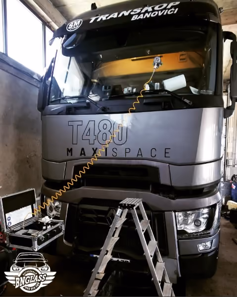 Kamion Renault T, sivi – servis auto-stakla u BN Glass radionici
