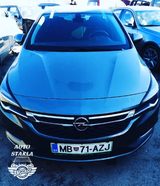 Opel Astra, siva – servis auto-stakla u BN Glass radionici