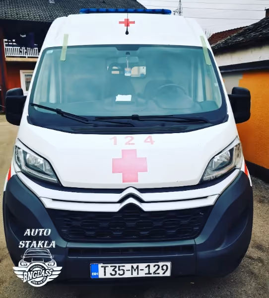 Sanitetsko vozilo Citroën Jumper, bijeli – servis auto-stakla u BN Glass radionici
