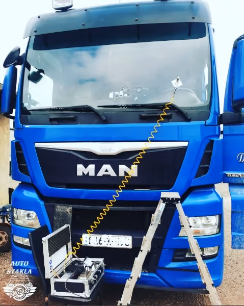 Kamion MAN, plavi – servis auto-stakla u BN Glass radionici
