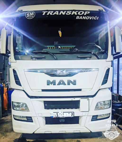 Kamion MAN, bijeli – servis auto-stakla u BN Glass radionici