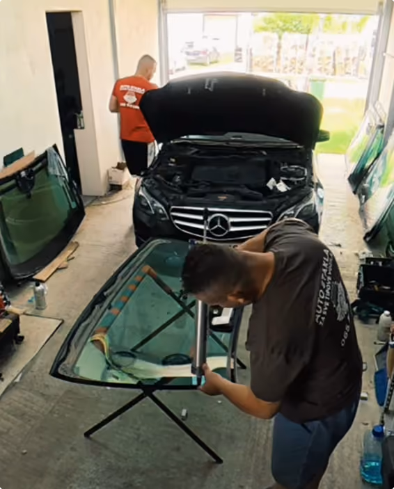 Serviser BN Glassa priprema novo vjetrobransko staklo za ugradnju na Mercedes u radionici
